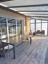 überdachte Terrasse mit Seitensichtschutz aus Glas - 