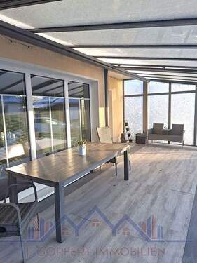 überdachte Terrasse mit Seitensichtschutz aus Glas - 
