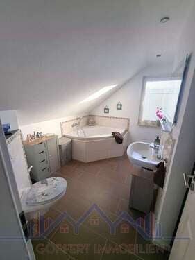 Badezimmer mit Eckbadewanne und Dusche OG - 