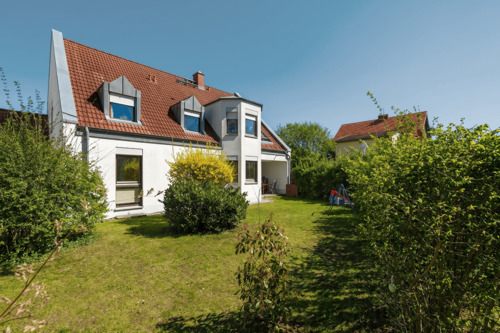 Hausansicht vom Garten - Charmante Wohnung mit Einfamilienhaus-Charakter und eigenem Garten