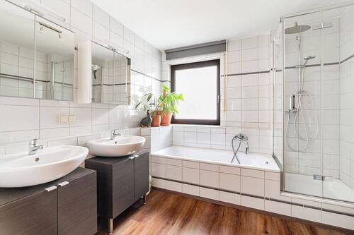 Tageslichtbad mit Wanne und Dusche - Etagenwohnung mit 106,00 m&sup2; in Stahnsdorf zum Kaufen