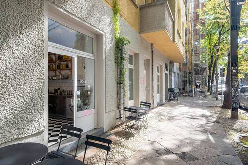 Blick in die Straße und nahegelegenes Café - 