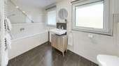 1. OG Badezimmer mit Wanne - 