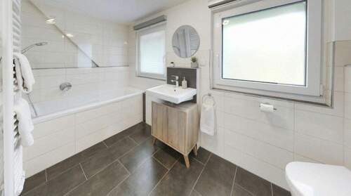 1. OG Badezimmer mit Wanne - 