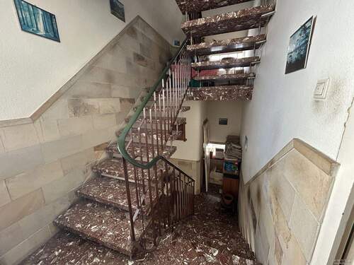 Treppenhaus - 5 Zimmer Mehrfamilienhaus, Wohnhaus zum Kaufen in Pirmasens