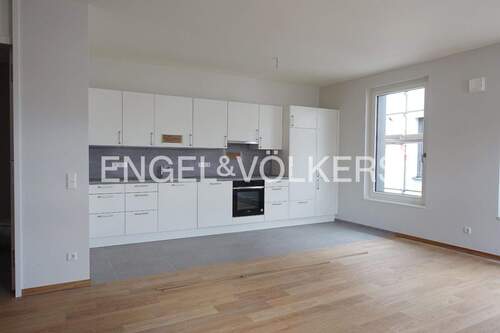 Offene Wohnküche mit Zugang zum Balkon - Neubau-Erstbezug . Großzügige und hochwertige 2-Zimmer-Wohnung mit Einbauküche und Südwest-Balkon