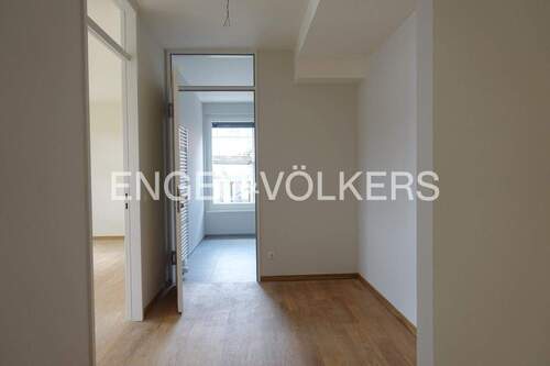 Der breite Flur mit Zugang zum Schlafzimmer und Bad - 2 Zimmer Etagenwohnung in Tübingen