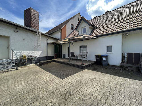 Hausrückseite mit Hoffläche - 