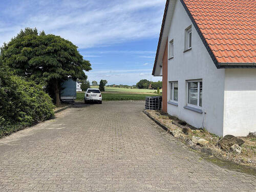 Zufahrt Rückseite und Parkplätze - 