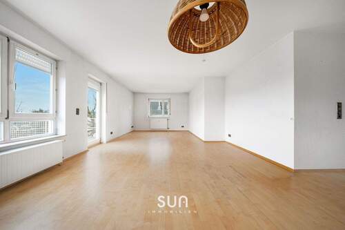 EINLADENDES WOHNZIMMER - 2 Zimmer Etagenwohnung in Kronberg im Taunus