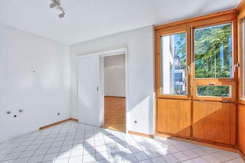 Küche mit Schiebetür zum Wohnzimmer - 