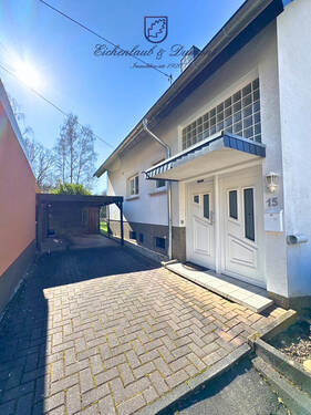 Hauseingang mit Carport + Stellplatz - 