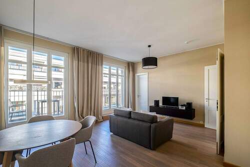 Wohnzimmer mit Balkonzugang - Fellini Residences - Luxuriöses Wohnen im italienischen Stil