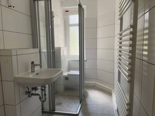Bad mit Dusche - 3 Zimmer Etagenwohnung zur Miete in Halle (Saale)