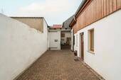 Hof mit 1. Anbau rechts und Garage mit 2. Anbau - 