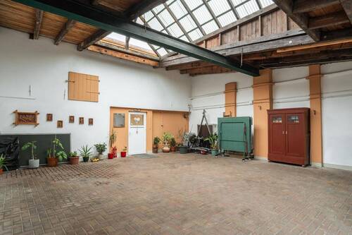 Lichtdurchflutete Garage mit Zugang zum 2. Anbau - 