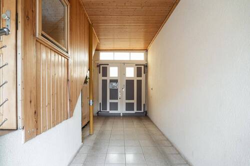 Straßenseitige Durchfahrt mit Zugang zum EG Wohnhaus - 