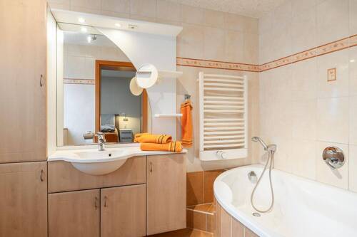 Masterbad mit Wanne im OG Wohnhaus - 