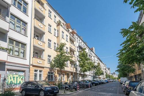 Hausansicht mit Blick in die Straße - 