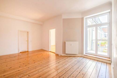 Wohnzimmer - Ruhig gelegene 2-Zimmer- Altbauwohnung mit Balkon im Samariterkiez