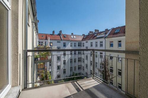 Balkon mit Blick in den Innenhof - 2 Zimmer Etagenwohnung zum Kaufen in Berlin