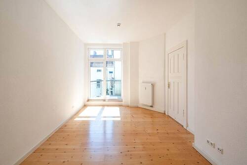 Zimmer mit Zugang zum Balkon - 2 Zimmer Etagenwohnung in Berlin