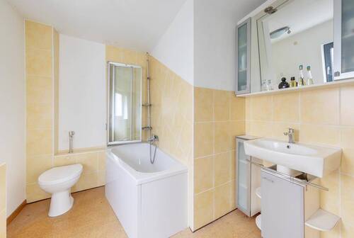 Hell gefliestes Vollbad - 