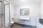 Großes Bad mit Dusche im OG - 