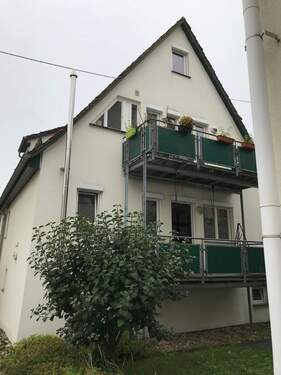 Außenansicht - Schöne 2-Zi.-Whg. mit Balkon + EBK in Hirschau