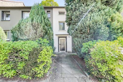 Hausansicht - 2,5 - Zimmer - frisch saniert - ruhige Lage - Garten mitnutzung