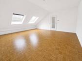 Wohnzimmer 1 - helle, geräumige & frisch renovierte 2 Zimmer Dachgeschosswohnung