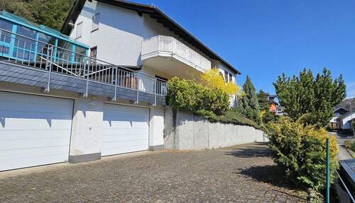 Hof mit Doppelgarage - 1 Zimmer Einfamilienhaus in Rieden
