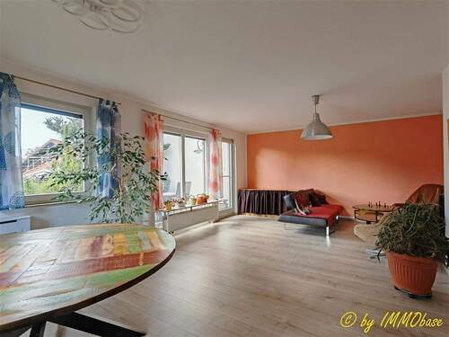 Lichterfülltes Wohnzimmer - 