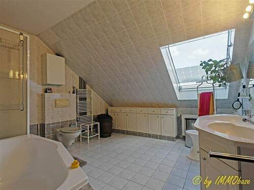 Bad mit Wanne und Dusche - 
