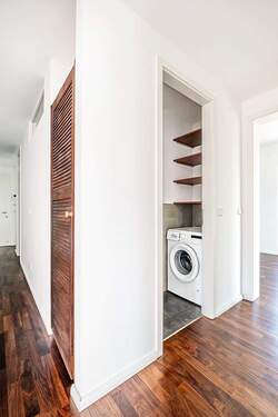 Flur mit Zugang zum und Bad mit Waschmaschinenanschluss - 