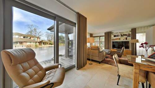 Wohnbereich mit Blick auf den See - 