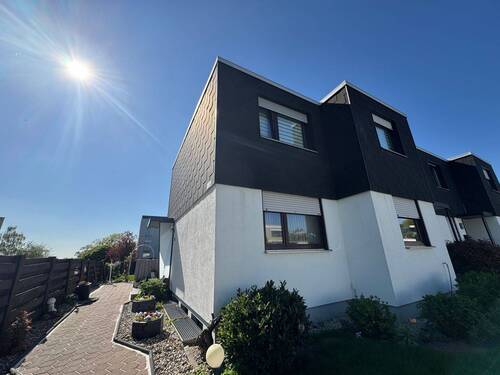 Ansicht vom Haus - 4 Zimmer Wohnung mit Garten - Einbauküche - Terrasse plus Balkon - Keller - Garage