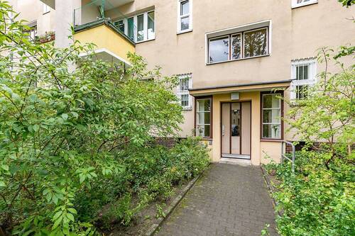 Hauseingang - 2 Zimmer Etagenwohnung in Berlin