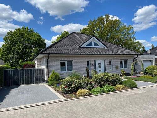 Vorderansicht - Ein weißer Juwel mit Gartenoase in Top Wohnlage