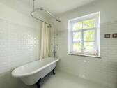 Bad mit freistehender Wanne und Dusche - 