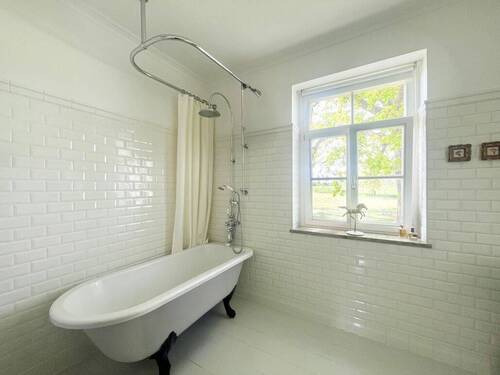 Bad mit freistehender Wanne und Dusche - 