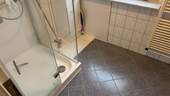 Bad mit Dusche + Fenster - 