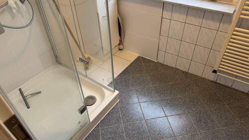 Bad mit Dusche + Fenster - 