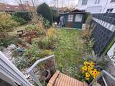 Garten mit Holzhaus - Reihenmittelhaus mit kleinem Garten, Vollkeller, Solar und Garage
