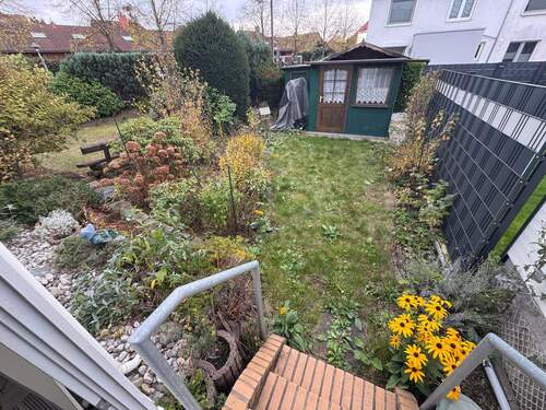 Garten mit Holzhaus - Reihenmittelhaus mit kleinem Garten, Vollkeller, Solar und Garage