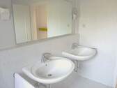 14 EG Badezimmer, Bild 2.JPG - 
