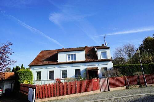 Haus vorne (2).jpg - Ein großes Einfamilienhaus mit teilweisem Sanierungsbedarf und Nebengelass