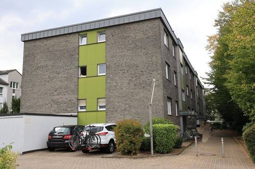 Hausansicht.JPG - Großenbaum, Erdgeschosswohnung mit Balkon und Garage, gepflegtes Haus