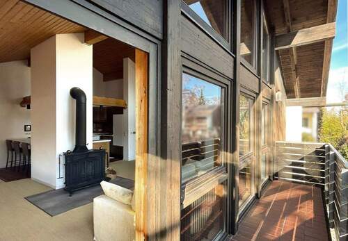 Balkon mit Blick in den Wohnraum im OG - 