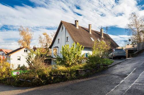 Hausansicht (2) - Zuhause ankommen in Eigeltingen! 3 Zi.-Wohnung im DG mit Stellplatz und viel Potential zum Ausbau